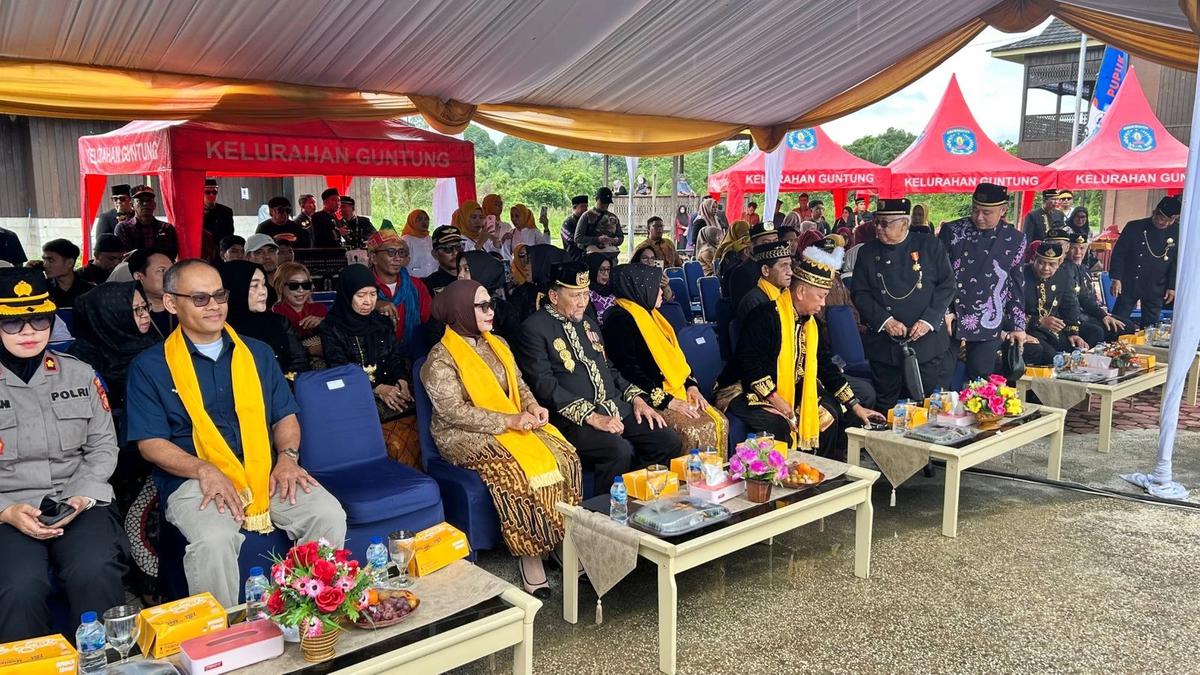 Wali Kota Bontang, Neni Moerniaeni saat membuka perhelatan budaya Erau Pelas Benua Guntung