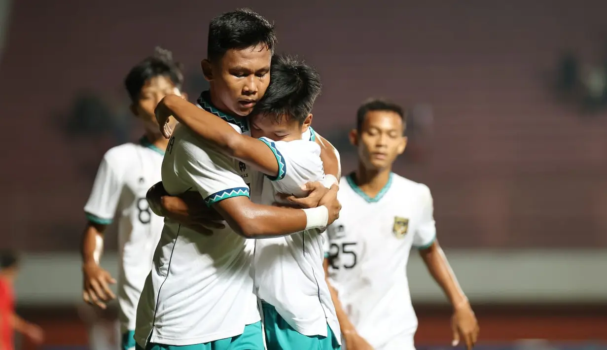 Pemain timnas Indonesia U-16 Muhammad Nabil Asyura (kiri) merayakan gol yang dicetaknya ke  gawang Singapura pada laga Grup A Piala AFF U-16 2022 di Stadion Maguwoharjo, Rabu (3/8/2022). Pasukan Bima Sakti membantai Singapura U-16 dengan skor telak 9-0. (FOTO: Dok. PSSI)