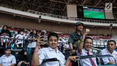Sejumlah pelajar YPAC memberikan dukungan kepada atlet-atlet yang berlaga pada ajang Asian Para Games di SUGBK, Jakarta, Senin (8/10). Anak-anak terlihat bahagia dapat mendukung langsung di stadion. (Bola.com/Vitalis Yogi Trisna)
