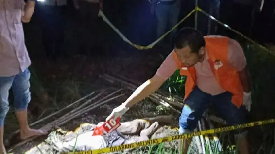 Warga Temukan Mr X di Sawah Karawang