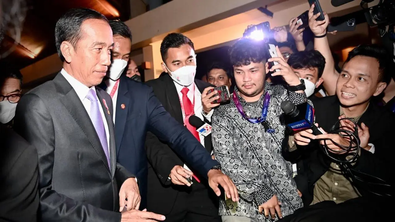 Presiden Joko Widodo tiba-tiba mengunjungi media center Konferensi Tingkat Tinggi (KTT) G20 yang terletak di Bali International Convention Center (BICC) (Liputan6.com/Teddy Tri Setio Berty)