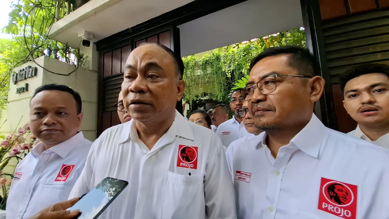 Mantan Menteri Koperasi Kabinet Merah Putih yang juga Ketua Umum (Ketum) Relawan Pro Jokowi (Projo) Budi Arie Setiadi, sowan ke kediaman pribadi Presiden ke-7 RI Joko Widodo atau Jokowi di Solo, Jumat (24/10/2025) (Liputan6.com/Fajar Abrori)