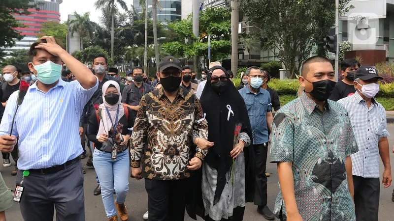 FOTO: Momen Novel Baswedan dkk Tinggalkan Gedung Merah Putih KPK