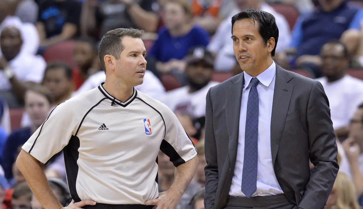 Pelatih Miami Heat, Erik Spoelstra berbincang dengan official game  saat timnya melawan Minnesota Timberwolves pada laga NBA preseason basketball game di Louisville, (15/10/2016). (AP/Timothy D. Easley)