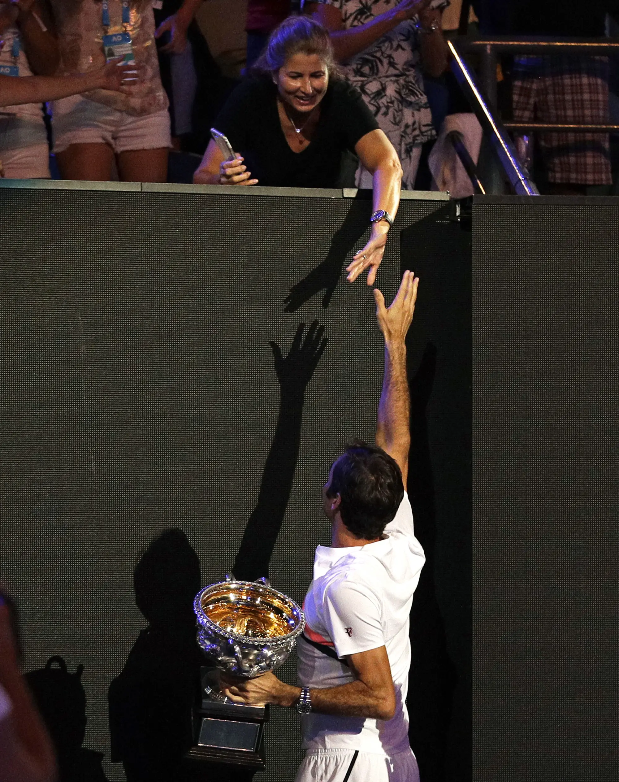 Roger Federer mendapat ucapan selamat dari sang istri, Mirka, usai memenangkan Australia Terbuka 2018. (AP Photo/Dita Alangkara)