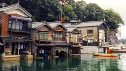 Hanya saja jangan berharap ada budaya barat atau modern di sini. Sebab, daerah yang terletak di Kyoto ini sebenarnya biasa dikenal sebagai 'Desa Perahu' yang ditinggali oleh penduduk asli di 230 rumah perahu. (mymodernmet.com)