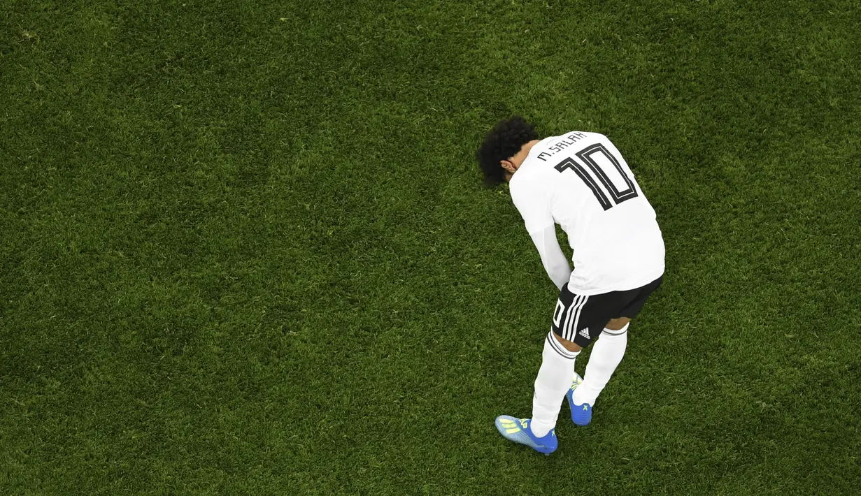 Penyerang Mesir, Mohamed Salah usai pertandingan melawan Rusia pada grup A Piala Dunia 2018 di stadion St. Petersburg di St. Petersburg, (19/6). Kekalahan kedua Mesir membuat peluang lolos dari penyisihan makin menipis. (AFP Photo / Antonin Thuillier)
