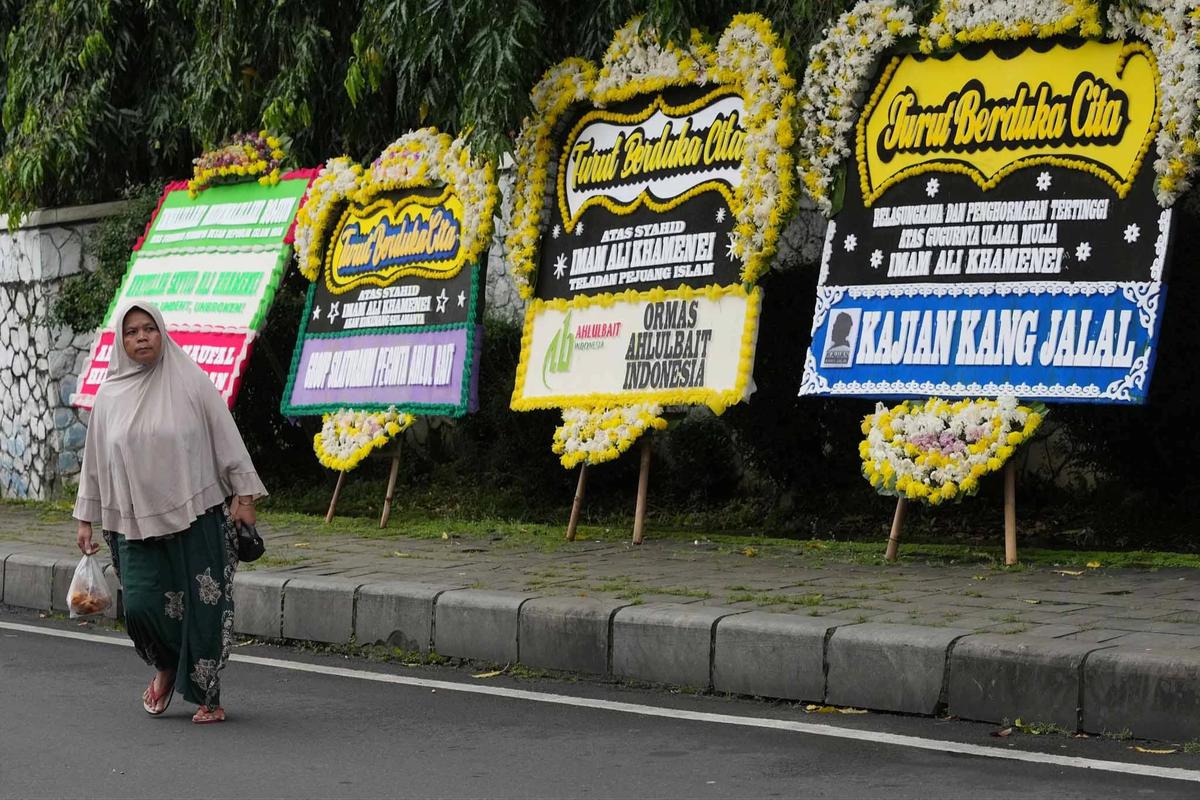 FOTO: Karangan Bunga Duka Cita untuk Ayatollah Ali Khamenei di Jakarta