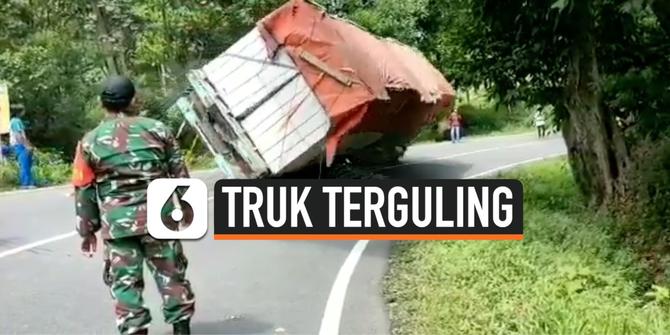 VIDEO:  Detik-Detik Truk Pengangkut Bata Hebel Terguling di Majalengka