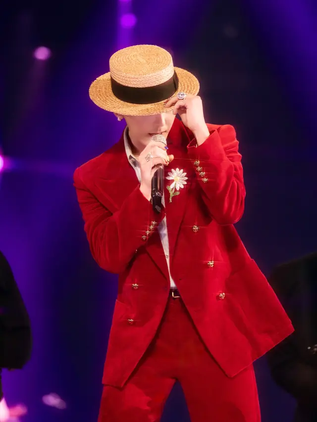 Outfit G-Dragon Konser Übermensch di Jakarta. ⓒ GALAXY CORPORATION