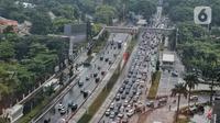 Ratusan kendaraan terjebak kemacetan di kawasan Sudirman, Jakarta, Jumat (10/2/2023). Badan Pusat Statistik (BPS) mencatat pertumbuhan ekonomi Indonesia pada kuartal IV tahun 2022 mencapai 5,31 persen secara tahunan (yoy), angka tersebut sesuai dengan target APBN 2022 yang dipatok pemerintah sebesar 5,1-5,3 persen (yoy). (Liputan6.com/Angga Yuniar)