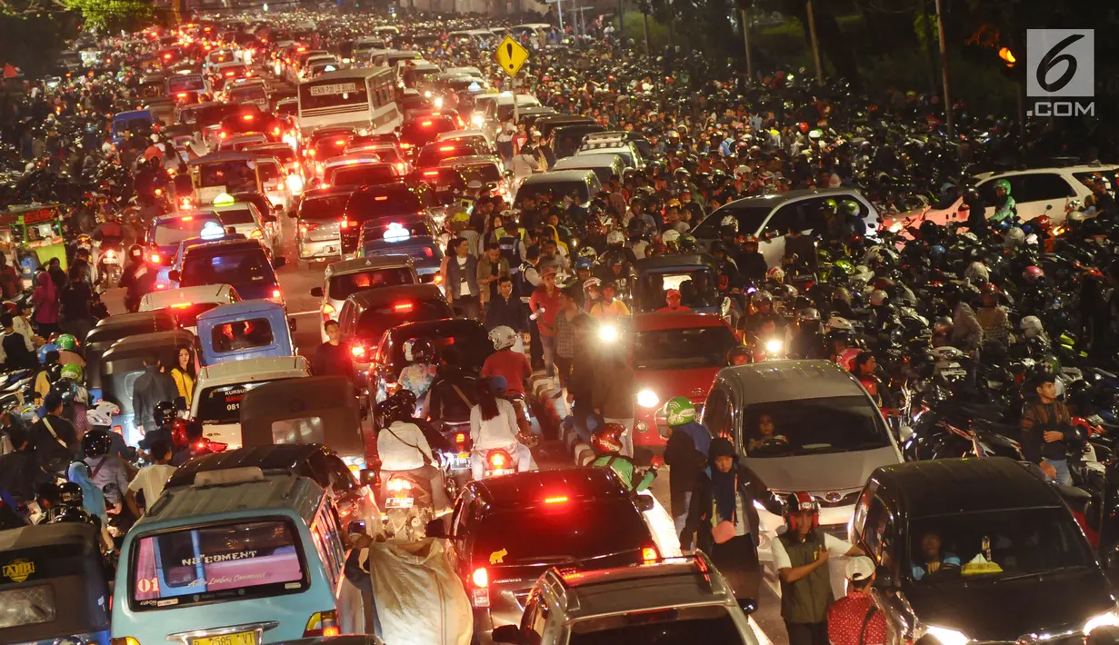 Suasana jalan Medan Merdeka Timur, Jakarta, Minggu (31/12). Penumpukan arus lalu lintas disebabkan banyaknya motor yang parkir liar di ruas jalan Medan Merdeka Timur. (Liputan6.com/Helmi Fithriansyah)