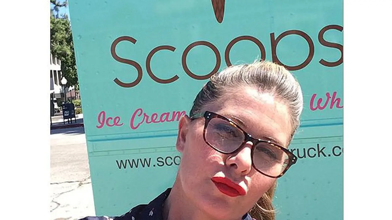 Mirip Norman Kamaru, Bintang Baywatch Nicole Eggert Jual Es Krim