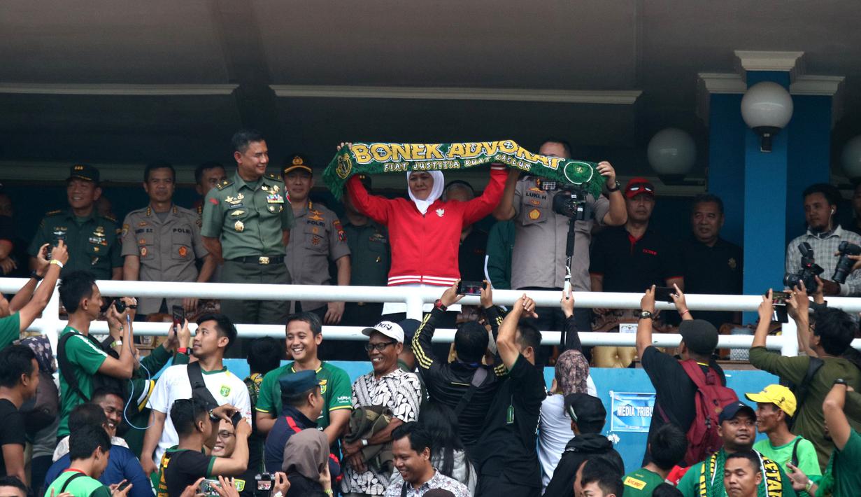Gubernur Jawa Timur, Khofifah Indar Parawangsa memberikan dukungan pada laga final di Stadion Gelora Delta, Sidoarjo, Kamis (20/2). (Bola.com/Aditya Wany)