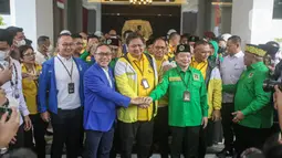Koalisi Indonesia Bersatu (KIB) Ketua Umum PAN Zulkifli Hasan (kiri), Ketua Umum PPP Suharso Monoarfa (kanan), dan Ketua Umum Partai Golkar Airlangga Hartarto (tengah) bergandengan tangan saat pendaftaran di Gedung KPU RI, Jakarta, Rabu (10/8/2022). Pendaftaran bersama tiga partai KIB tak hanya membuktikan bahwa KIB solid, tetapi sekaligus mengungkap harapan publik terkait semangat persatuan yang terus dikedepankan oleh KIB. (Liputan6.com/Faizal Fanani)