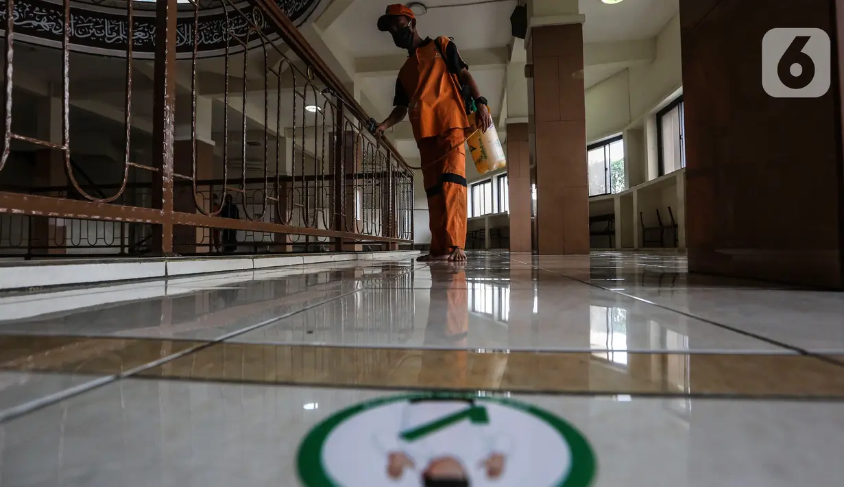 Petugas dari Kelurahan Keagungan menyemprotkan cairan disinfektan di Masjid Jami Baitussalam, Jakarta Barat, Jumat (8/1/2020). Penyemprotan disinfektan di setiap sudut masjid yang sering digunakan oleh jemaah tersebut untuk mencegah penyebaran virus Corona COVID-19. (Liputan6.com/Johan Tallo)