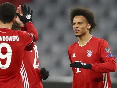 Pemain Bayern Munchen merayakan gol yang dicetak Leroy Sane ke gawang RB Salzburg pada laga lanjutan Grup A Liga Champions di Allianz Arena, Kamis (26/11/2020) dini hari WIB. Bayern Munchen menang 3-1 atas RB Salzburg. (AP Photo/Matthias Schrader)
