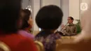 Presiden Joko Widodo (kanan) memberikan sambutan saat membuka Kongres XXV Wanita Indonesia (KOWANI) di Istana Negara, Jakarta, Selasa (3/12/2019). Kongres membahas pemantapan strategi organisasi perempuan dalam menghadapi Revolusi Industri 4.0 dan masyarakat 5.0. (Liputan6.com/Angga Yuniar)