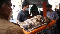Jenazah Helen saat dimasukkan ke Ambulance dari RSSA untuk dibawa ke rumah duka di kawasan Dampit, Kabupaten Malang. (Bola.com/Iwan Setiawan)