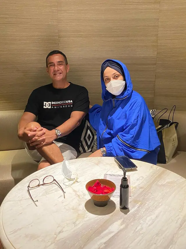 Awet Muda, Ini 6 Potret Terbaru Presenter Ferdy Hasan Bareng Sang Istri