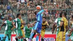 Aksi kiper PS TNI, Teguh Amiruddin, menghalau bola dari pemain Mitra Kukar pada laga Torabika Soccer Championship 2016 presented by IM3 Ooredoo di Stadion Siliwangi, Bandung, Sabtu (14/5/2016). Mitra Kukar menang 4-1. (Bola.com/Nicklas Hanoatubun)