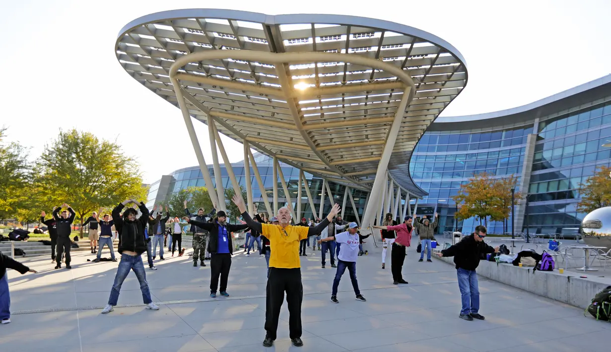 Bernie Hart (tengah) mengajar seni bela diri tai chi di depan Markas Polisi Salt Lake, Salt Lake City, Senin (14/10/2019). Menurut Bernie Hart, tai chi dapat membantu seseorang menemukan stabilitas dalam kehidupannya. (AP Photo/Rick Bowmer)