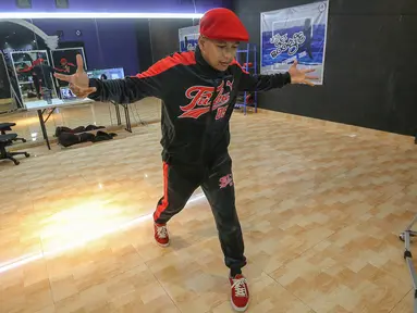 Instruktur mengajar murid street dance genre hip hop secara virtual di O2dance School, BSD Nusa Loka, Tangerang Selatan, Sabtu (20/6/2020). Sejak bulan Maret murid-murid berlatih di rumah secara vitual guna mencegah penyebaran virus Covid-19. (Liputan6.com/Fery Pradolo)