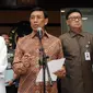 Menkopohukam Wiranto (tengah) mengumumkan pembubaran ormas Hizbut Tahrir Indonesia (HTI) di Jakarta, Senin (8/5). Dalam jumpa pers hadir Kapolri Jenderal Tito Karnavian, Mendagri Tjahjo Kumolo dan Menkumham Yasonna Laoly. (Liputan6.com/Helmi Fithriansyah)