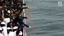 Suasana upacara tabur bunga memperingati Hari Pahlawan di atas KRI dr.Soeharso 990 di Perairan Pulau Damar, Teluk Jakarta, Jum'at (10/11). Upacara Hari Pahlawan ini bertema"Perkokoh Persatuan Membangun Negeri". (Liputan6.com/Johan Tallo)