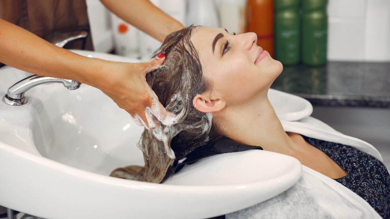 Butuh Protein atau Kelembapan? Ini Cara Mengenali Kebutuhan Rambut Anda