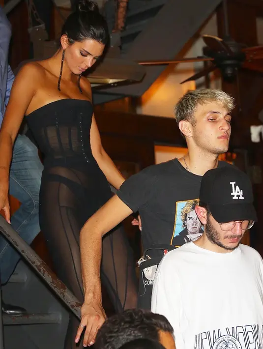 "Anwar tahu mengenai Kendall yang tengah berusaha melawan anxietynya. Ia bahkan membantu banyak untuk menolongnya," ujar sumber. (BLAYZENPHOTOS / BACKGRID/HollywoodLife)