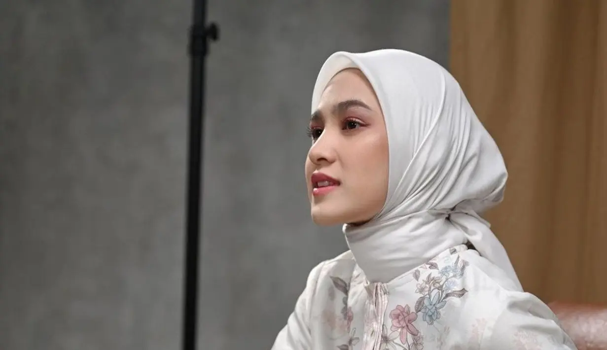 Film "Gaza Hayya 3" yang digarap oleh Jastis Arimba, menampilkan Syifa sebagai Syafira, seorang mahasiswi berpendirian kuat dan tangguh. Debut layar lebarnya ini menuntut Syifa untuk melakukan adegan aksi yang menantang. Syifa menjalani latihan intensif untuk memastikan kelancaran saat syuting. (Liputan6.com/IG/@cutsyifa)