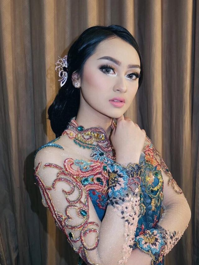 Pesinden di One Man Show, In 6 Pesona Memes Prameswari saat Pakai Kebaya