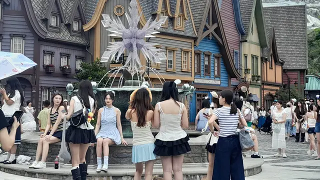Ikut merasakan tinggal di area lingkungan Elsa dan Anna lewat  World of Frozen yang ada Hong Kong Disneyland. (Foto: Liputan6.com/Benedikta Desideria)