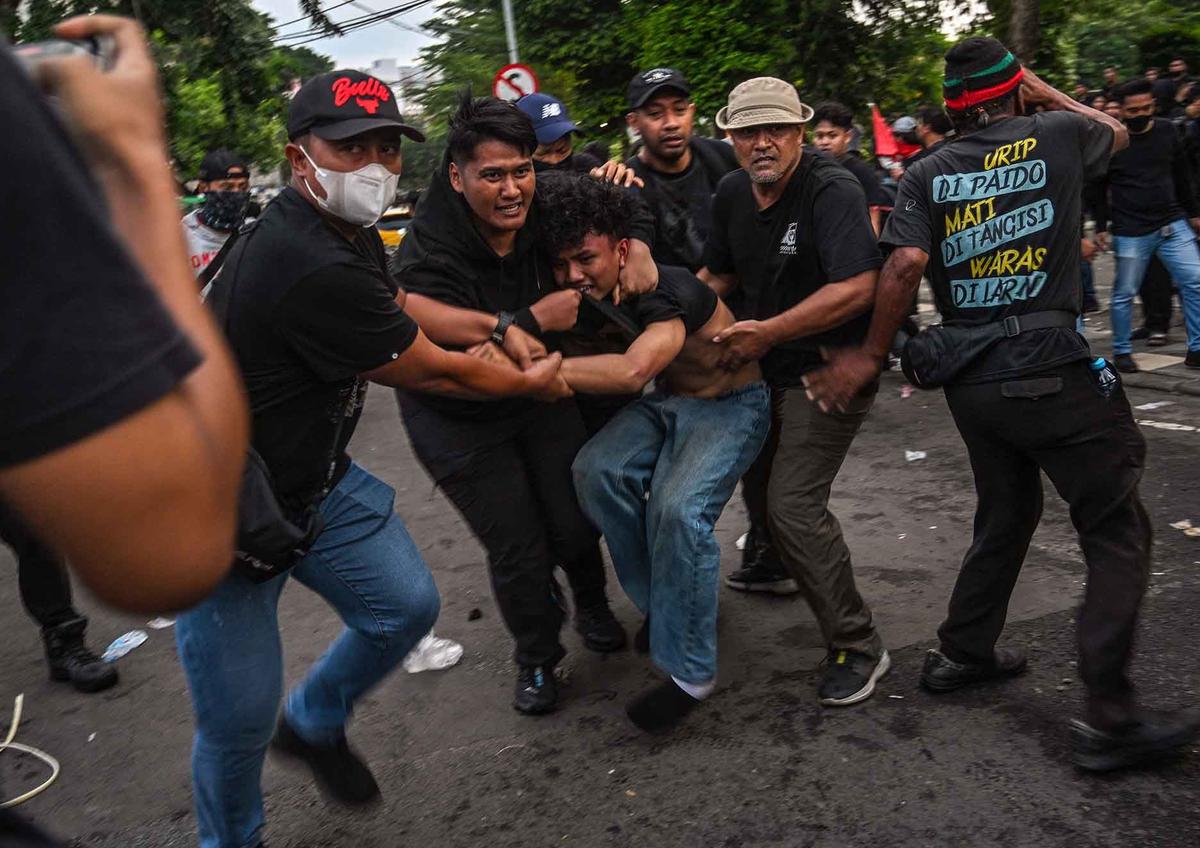 FOTO: Tolak UU TNI, Mahasiswa Lempar Bom Molotov ke Polisi