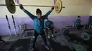 Atlet angkat besi wanita Irak Hadeel Salem Al-Saedi berlatih di sebuah klub di Kota Sadr, sebelah timur Baghdad, Irak (18/1). Para atlet wanita ini berlatih dengan giat tiap harinya. (AFP Photo/Ahmad Al-Rubaye)