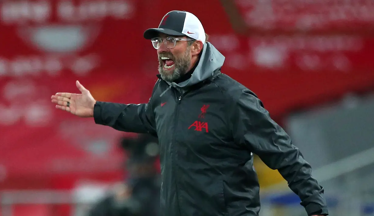 Pelatih Liverpool, Jurgen Klopp, tidak puas dengan penampilan para pemainnya dalam laga lanjutan Liga Champions 2020/21 Grup D melawan Ajax Amsterdam di Anfield Stadium, Liverpool, Selasa (1/12/2020) waktu setempat. Liverpool menang 1-0 atas Ajax. (AFP/Peter Byrne/Pool)