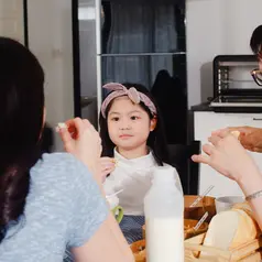 Pola komunikasi yang keras, penuh kontrol, atau mengabaikan perasaan anak kerap melahirkan berbagai masalah emosional. [Dok/freepik.com/tirachardz]