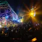 Grup musik Tropical Transit by Night tampil pada hari pertama Jazz Gunung 2018 di Kawasan Gunung Bromo, Jawa Timur, Jumat (27/7). Jazz Gunung Bromo ke sepuluh ini menampilkan sejumlah pemusik jazz tanah air dan macanegara (Liputan6.com/HO/Ridhwan Siregar)