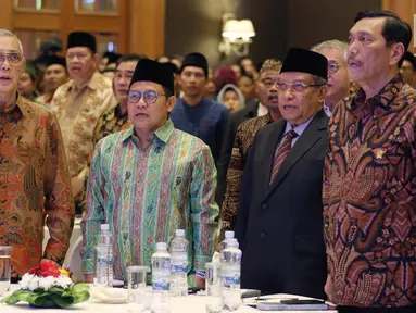 Menko Maritim Luhut Panjaitan, Ketua Umum PBNU Said Aqil Siraj, Ketum PKB Muhaimin Iskandar dan Wapres ke-6 Try Sutrisno menyanyikan lagu Indonesia Raya pada acara Deklarasi Said Aqil Siroj (SAS) Institute di Jakarta (1/8). (Liputan6.com/Johan Tallo)