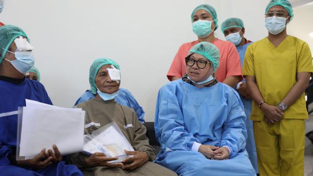 Menteri Sosial Tri Rismaharini menyapa warga penerima layanan operasi katarak di Ternate.