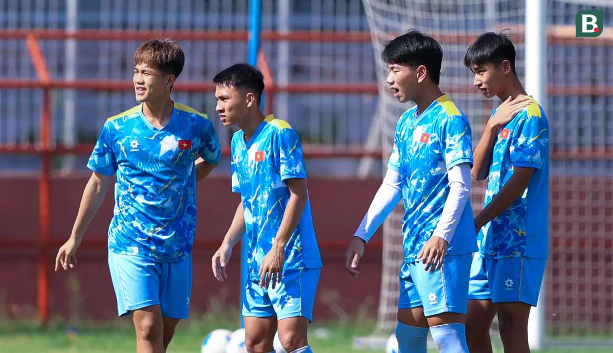 Timnas Vietnam U-17 menggelar latihan di Stadion Gelora 10 Nopember Tambaksari, Sabtu (18/4/2026) jelang duel menghadapi Timnas Indonesia U-17 pada Piala AFF U-17 2026. (Bola.com/M Iqbal Ichsan)