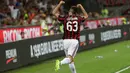 Penyerang AC Milan, Patrick Cutrone melakukan selebrasi usai mencetak gol ke gawang Cagliari pada lanjutan liga Serie A Italia di stadion San Siro di Milan, (27/8). AC Milan menang atas Cagliari dengan skor 2-1. (AP Photo / Luca Bruno )