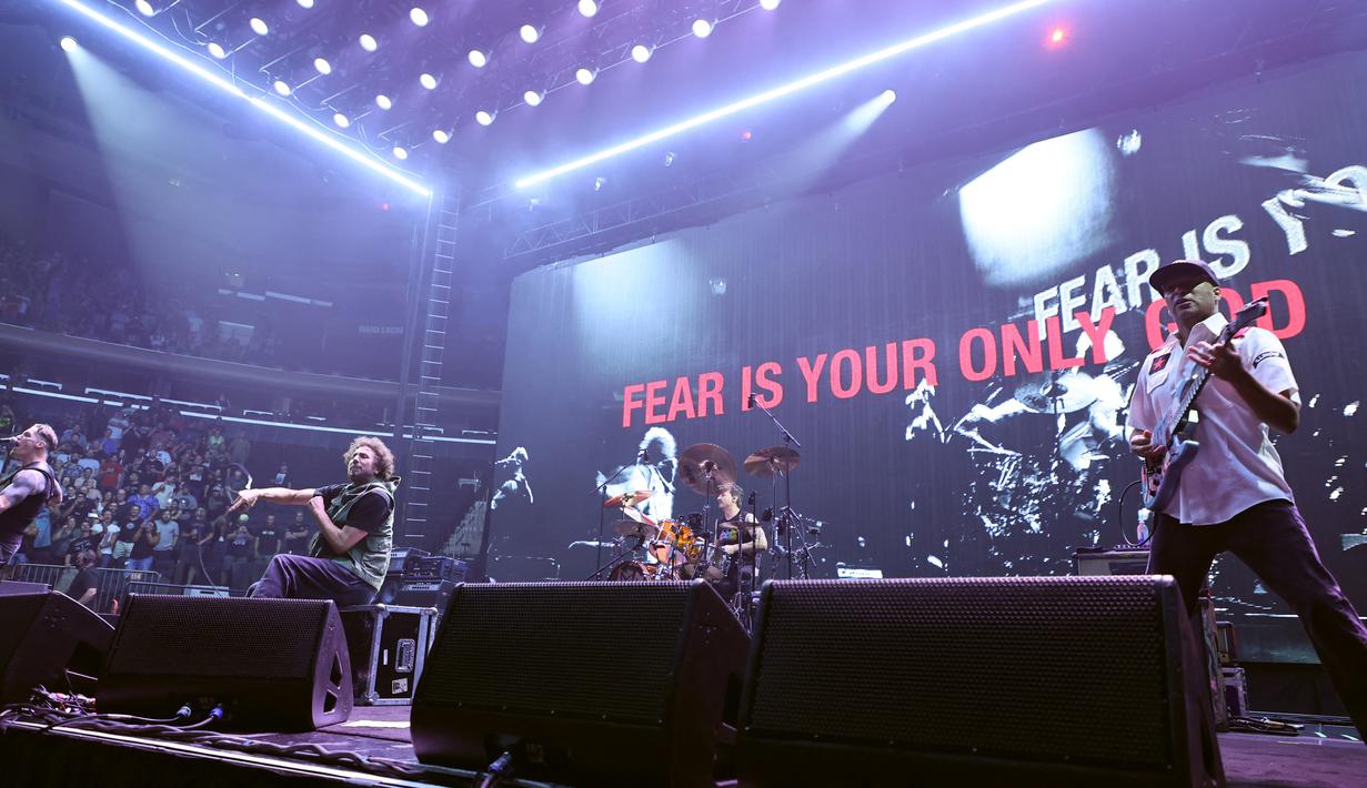 Rage Against the Machine saat tampil di Madison Square Garden di New York City (8/8/2022). RATM membawakan lagu seperti "Bombtrack," "Bulls On Parade," "Bullet in the Head," "Testify," "Freedom," "Killing in the Name," dan banyak lagi, dan mereka melakukan cover lagu mereka. Bruce Springsteen "The Ghost of Tom Joad." (Theo Wargo/Getty Images/AFP)