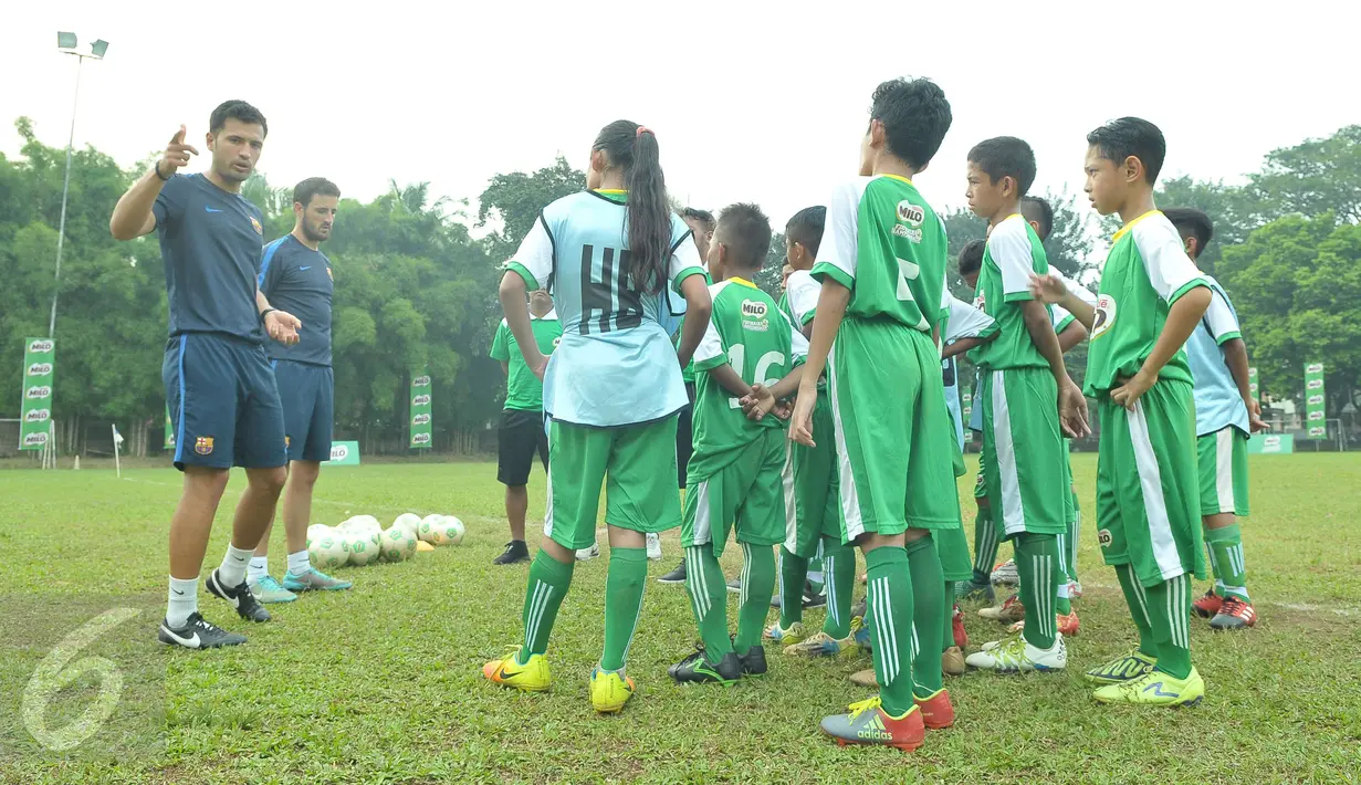 Tim pelatih dari FC Barcelona saat memberikan materi pelatihan sepak bola di International Sport Club of Indonesia, Tangerang Selatan, Jumat (21/4). Peserta adalah hasil seleksi dari Milo Football Championship 2017. (Liputan6.com/Helmi Afandi)