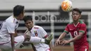 Gelandang Persib Bandung, Febri Haryadi, duel udara dengan pemain Myanmar. Tampil gesit dalam menyisir sayap kanan membuat pemain 21 tahun ini mendapat sanjungan dari pelatih Myanmar, Gerd Zeise. (Bola.com/Vitalis Yogi Trisna)