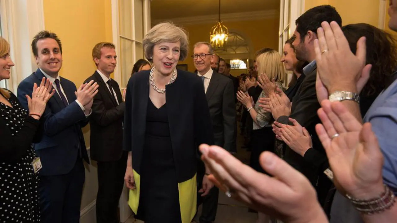 PM baru Inggris, Theresa May mendapat sambutan usai penunjukkannya secara resmi oleh Ratu Elizabeth