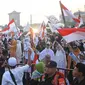 Massa mengibarkan bendera Merah Putih saat mengikuti acara Munajat dan Maulid Akbar 2019 #ReuniMujahid212 di kawasan Monas, Jakarta, Senin (2/12/2019). Dalam acara tersebut, massa turut mendoakan agar Imam Besar FPI Rizieq Shihab segera dipulangkan. (Liputan6.com/Herman Zakharia)