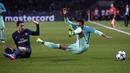 Duel pemain Paris Saint Germain, Angel Di Maria (kiri) dengan pemain FC Barcelona, Neymar (R) pada laga 16 besar Liga Champions di Parc des Princes stadium, Paris, (14/2/2017). Angel Di Maria memborong dua gol bagi PSG. (EPA/Yoan Valat)