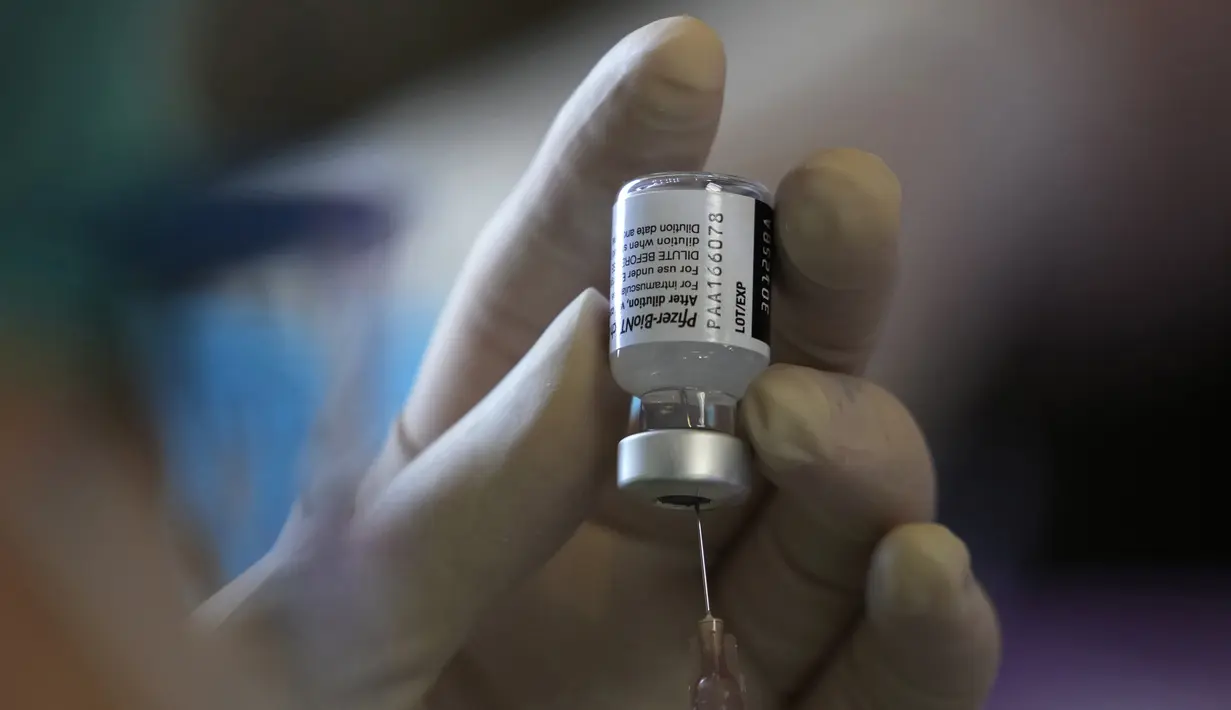 Tenaga kesehatan menyiapkan booster vaksin virus corona COVID-19 Pfizer-BioNTech untuk tenaga kesehatan di Rumah Sakit Bangkok Metropolitan Administration General, Bangkok, Thailand, Selasa (10/8/2021). Kasus COVID-19 di Thailand mencapai 736.522 kasus sejak awal pandemi. (AP Photo/Sakchai Lalit)